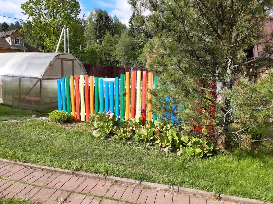 забор из разноцветного штакетника односторонний фото1 в Альметьевске