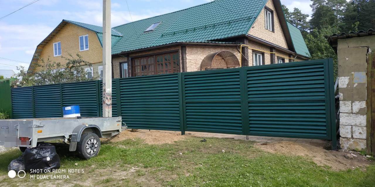 Забор-жалюзи с ламелями еврожалюзи ral6005/6005 Зеленый Мох 2-х сторонний фото1 в Альметьевске