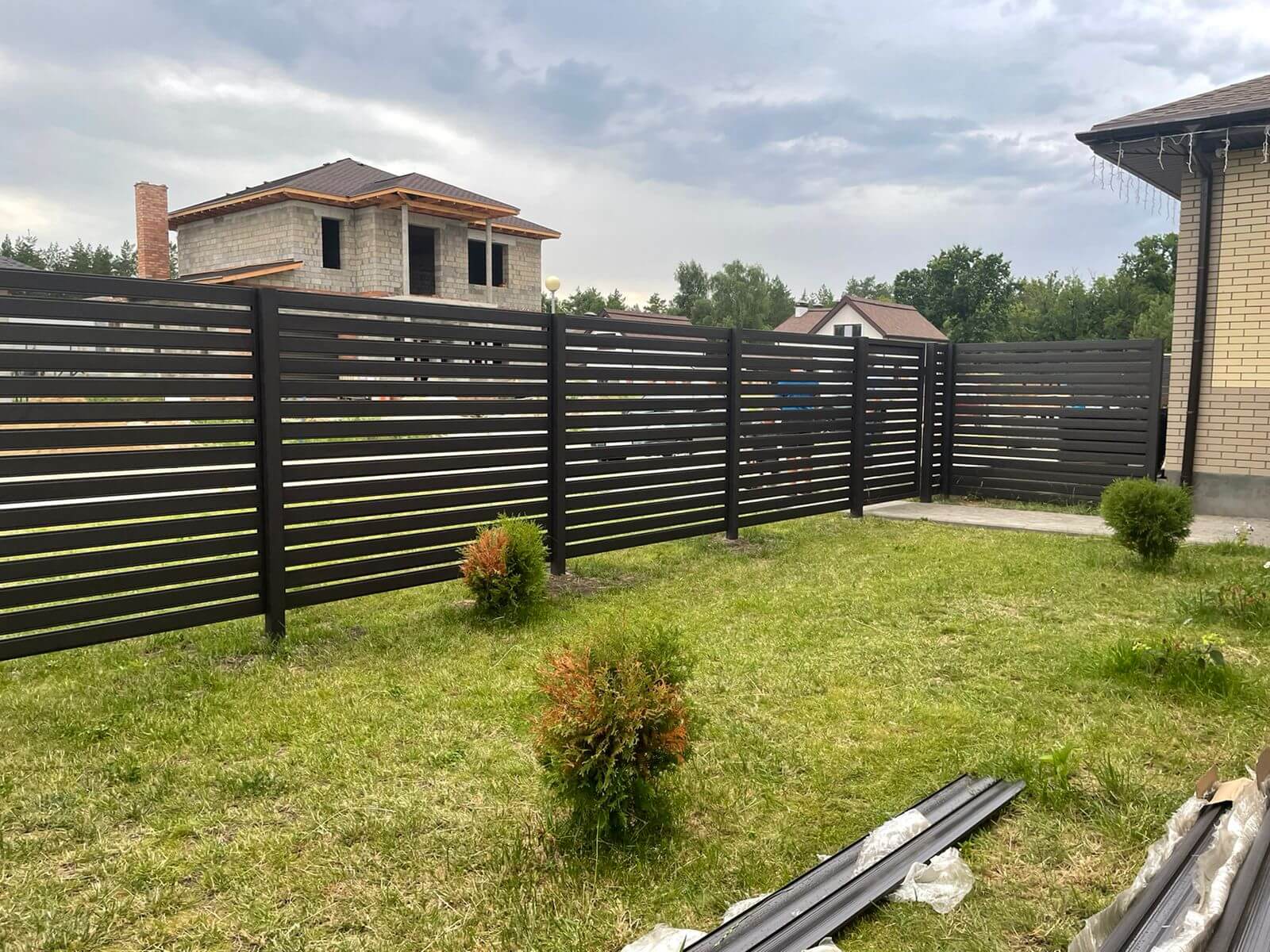 Забор из металлического планкена RAL8019 МАТТЕ фото2 в Альметьевске