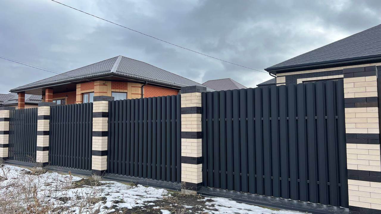 Забор из металлического штакетника RAL9005 Черный МАТТЕ в Альметьевске