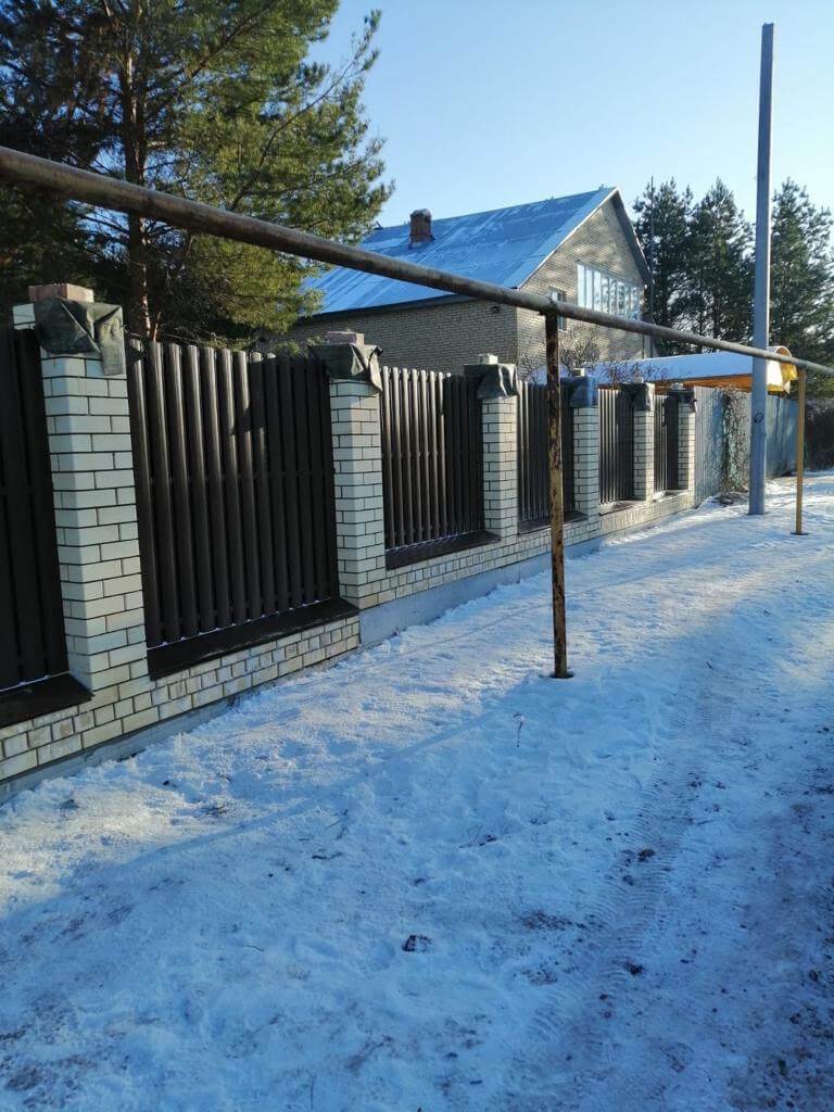 Забор из штакетника RAL8017 Шоколад в Альметьевске