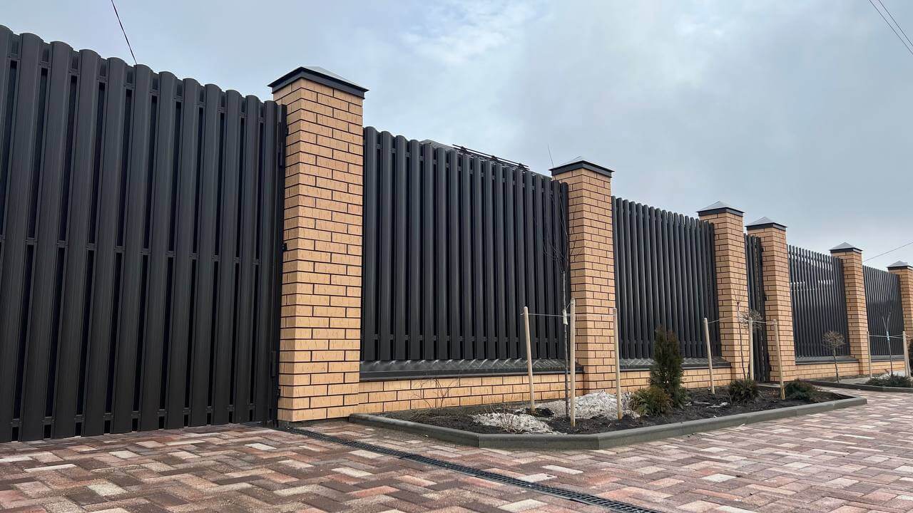 Забор из штакетника RAL8019 Темный Шоколад в Альметьевске