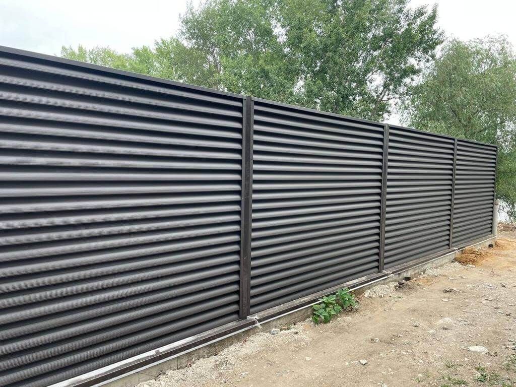 Забор-жалюзи с ламелями еврожалюзи 29м RAL8019/8019 Темный Шоколад МАТТЕ двухсторонний фото 2 в Альметьевске