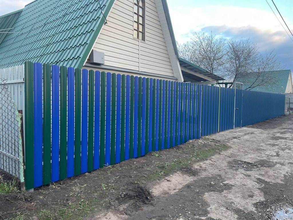 Забор из штакетника двух цветов 16м RAL6005 Зеленый Мох + RAL5002 Синий Ультрамарин фото 2 в Альметьевске