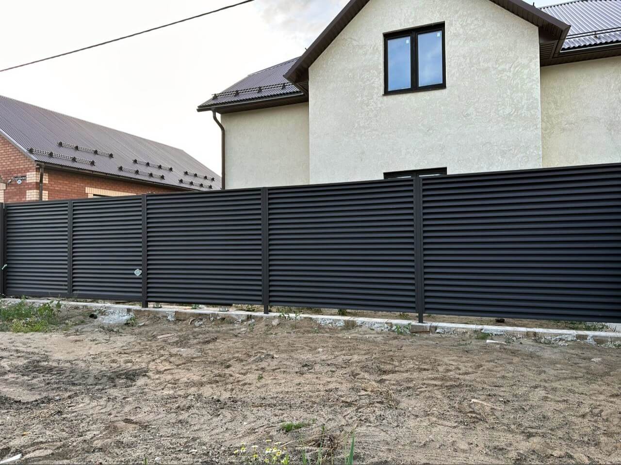 Забор с ламелями еврожалюзи 18м RAL8019/8019 Темный Шоколад МАТТЕ двусторонний фото 1 в Альметьевске