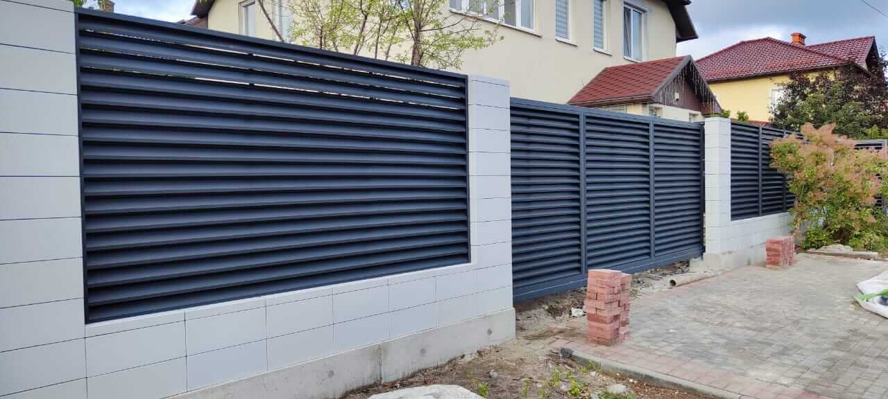 Забор-жалюзи из ламелей ЭКО-Z 17м RAL7024 Серый Графит фото 2 в Альметьевске