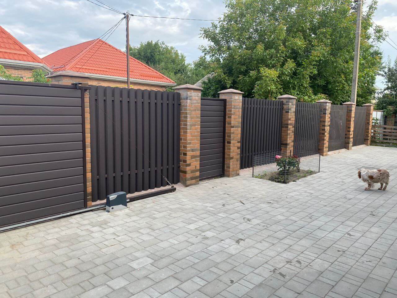 Забор из штакетника полукруглого 22м RAL8019 Темный Шоколад МАТТЕ фото 2 в Альметьевске
