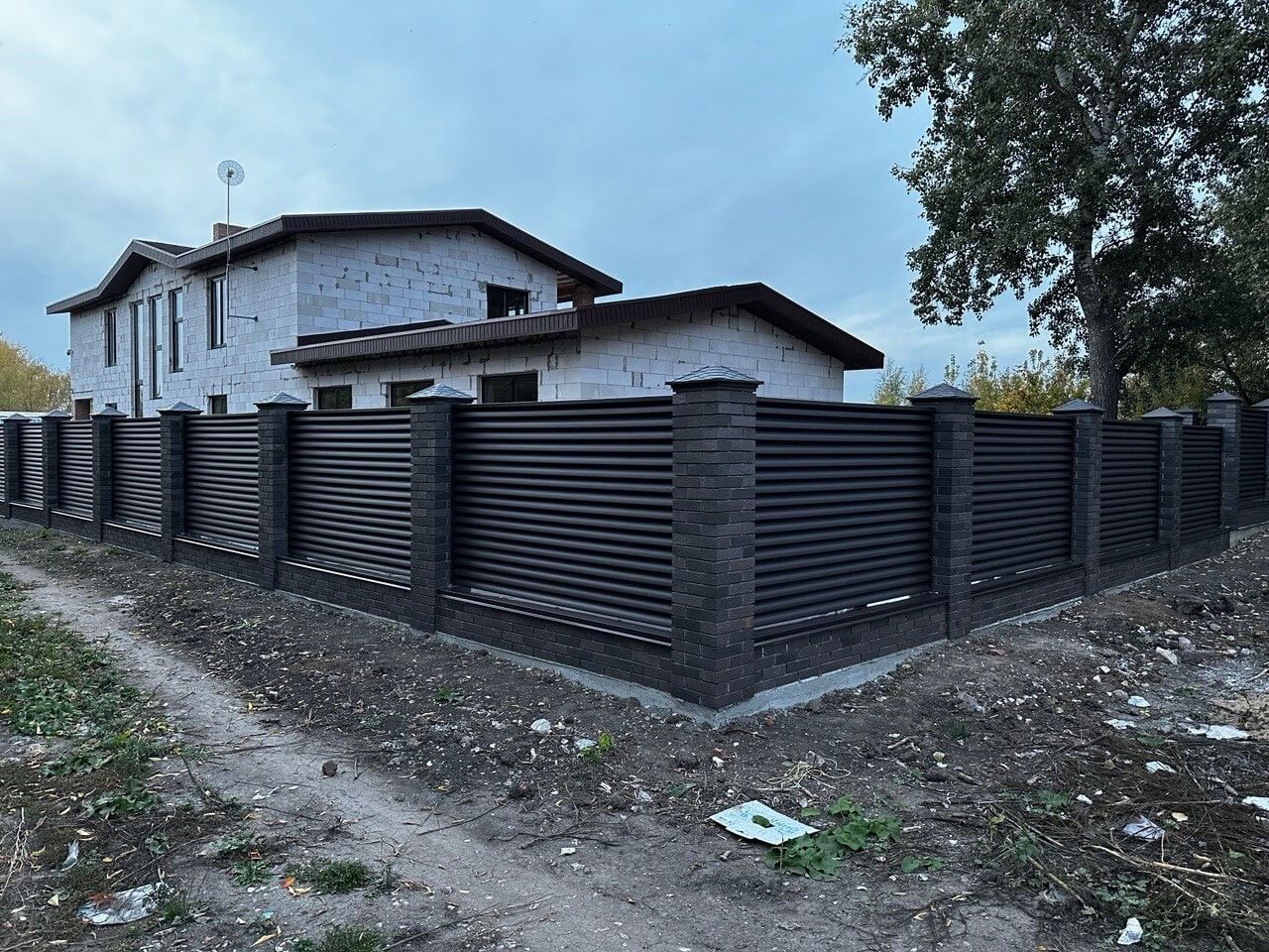 Забор из ламелей Еврожалюзи 38м RAL8019/8019 Темный Шоколад двусторонний MATTE фото 2 в Альметьевске