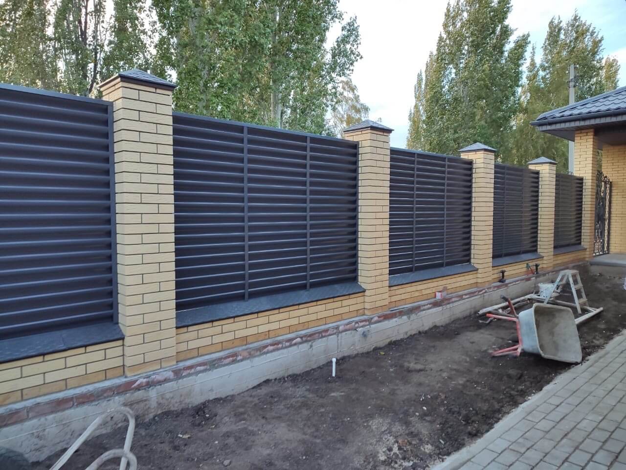 Забор-жалюзи с ламелями Еврожалюзи 16м RAL7024/7024 Серый Графит двусторонний фото 3 в Альметьевске