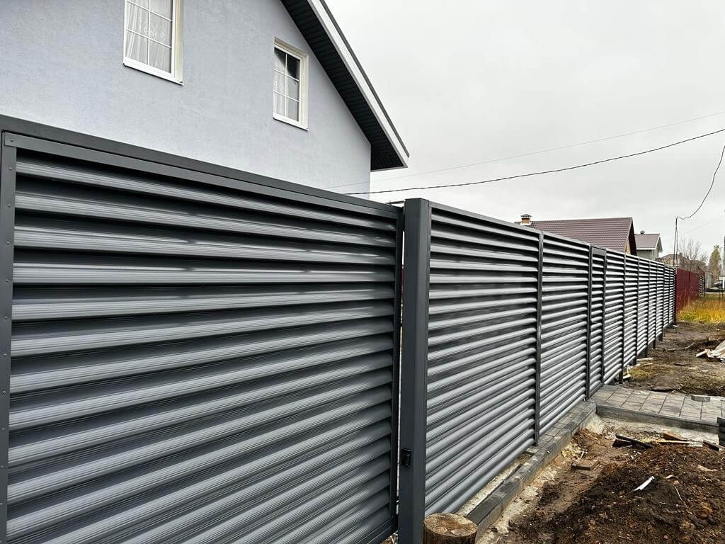 Забор-жалюзи из ламелей Еврожалюзи 28м RAL7024/7024 Серый Графит двусторонний фото 4 в Альметьевске