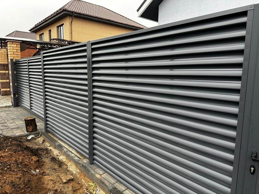 Забор-жалюзи из ламелей Еврожалюзи 28м RAL7024/7024 Серый Графит двусторонний фото 2 в Альметьевске