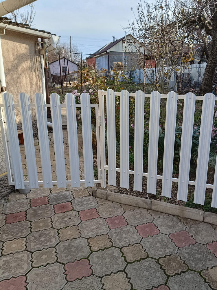 Заборчик из евроштакетника высотой 1м. RAL9003/9003 Белый двусторонний в Альметьевске