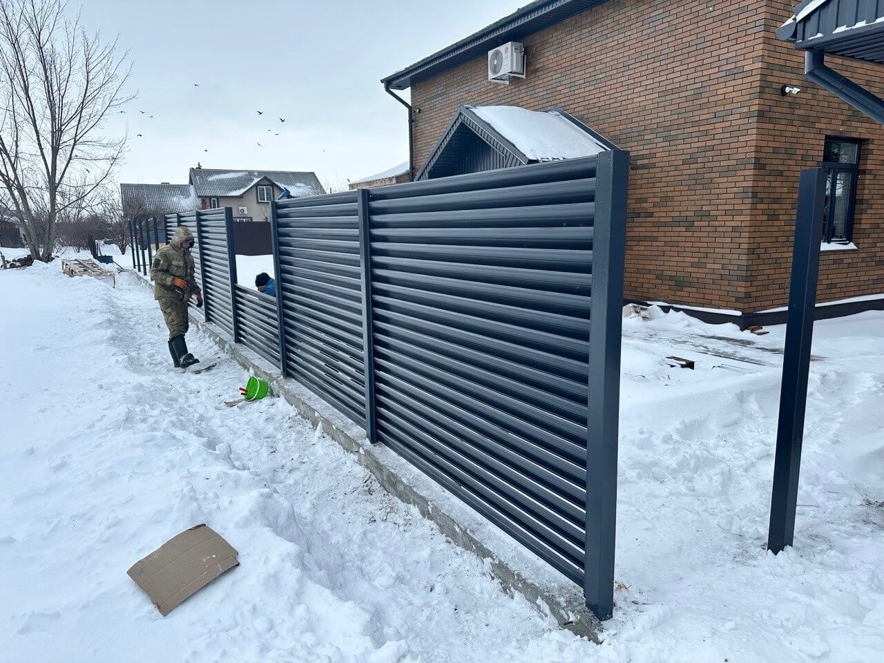 Забор-жалюзи из ламелей Еврожалюзи 32м RAL7024/7024 Серый Графит двусторонний фото 2 в Альметьевске