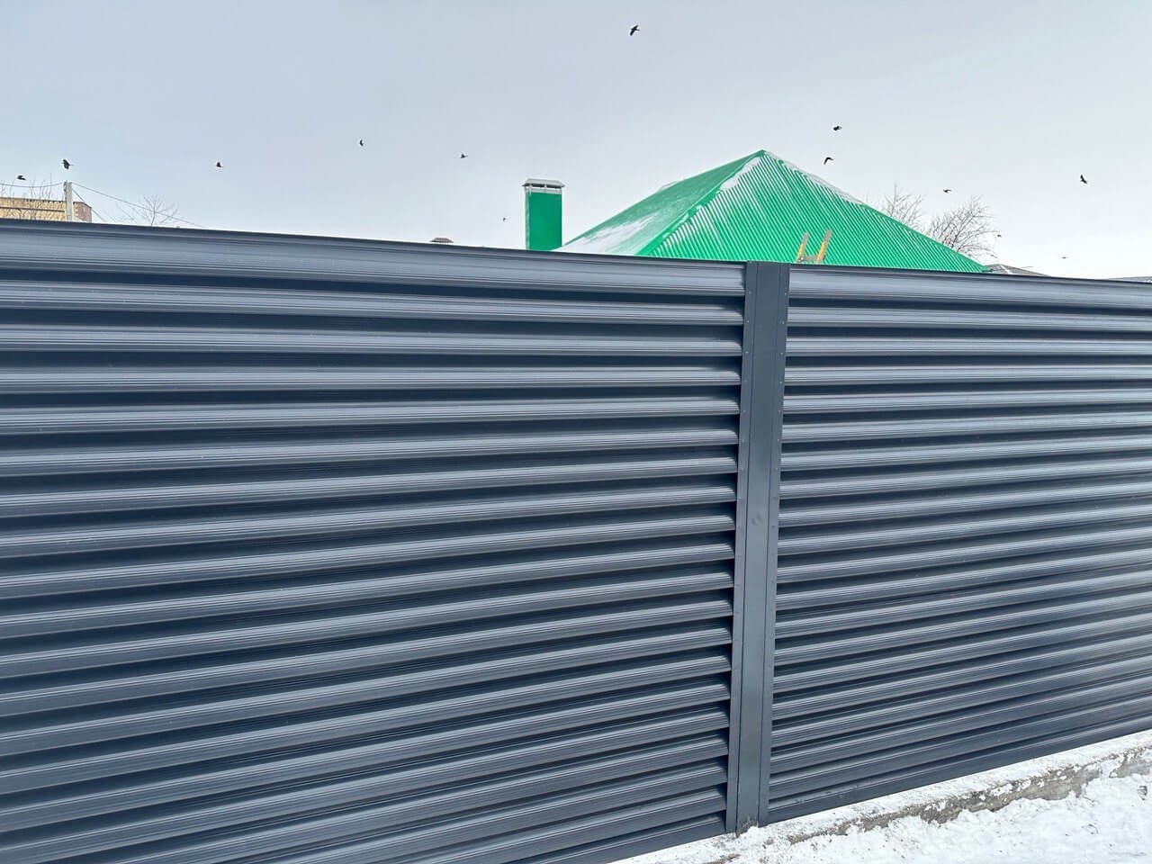 Забор-жалюзи из ламелей Еврожалюзи 32м RAL7024/7024 Серый Графит двусторонний в Альметьевске