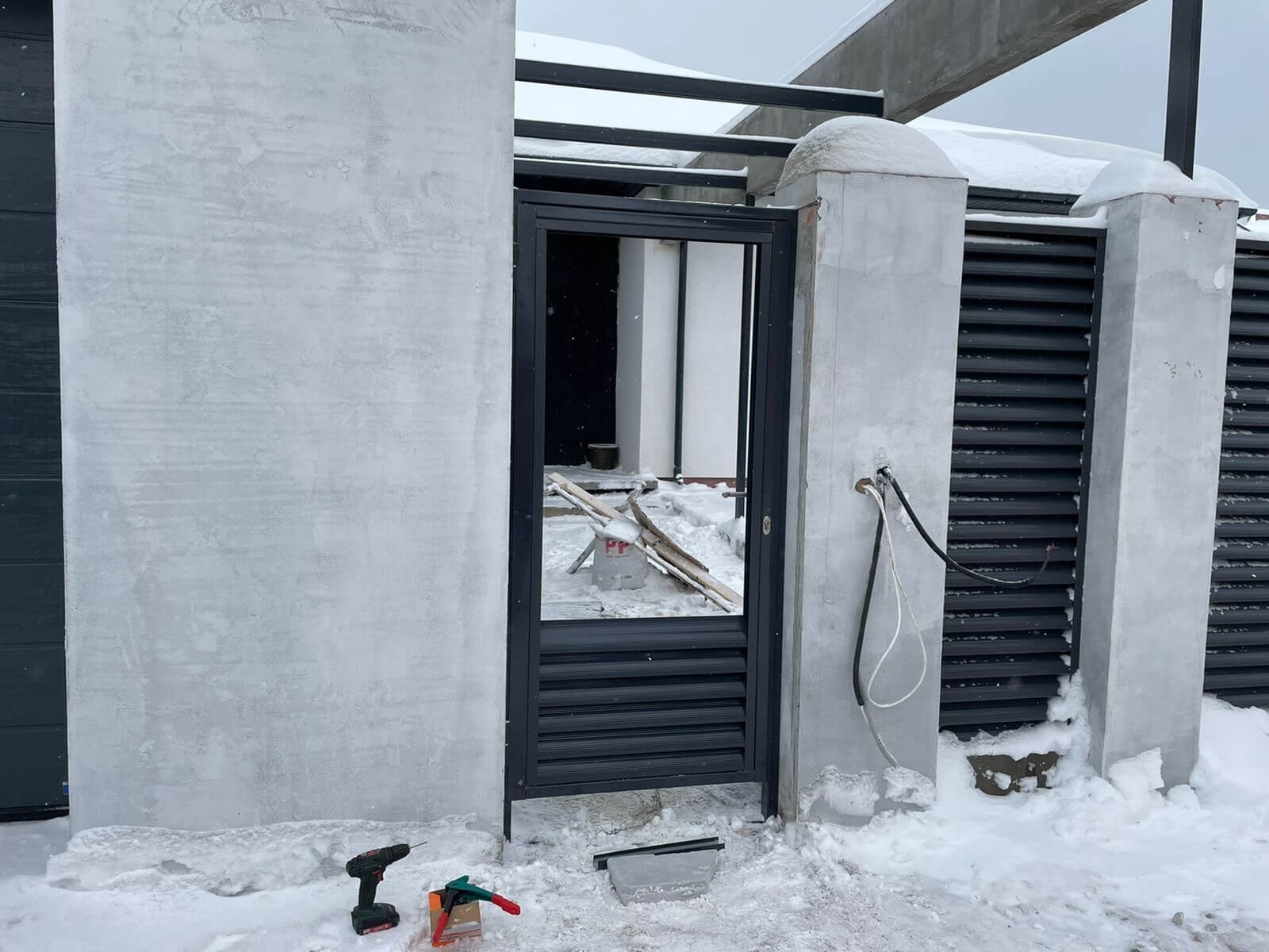 Забор из ламелей еврожалюзи 28м RAL7024/7024 Серый Графит двусторонний фото 2 в Альметьевске