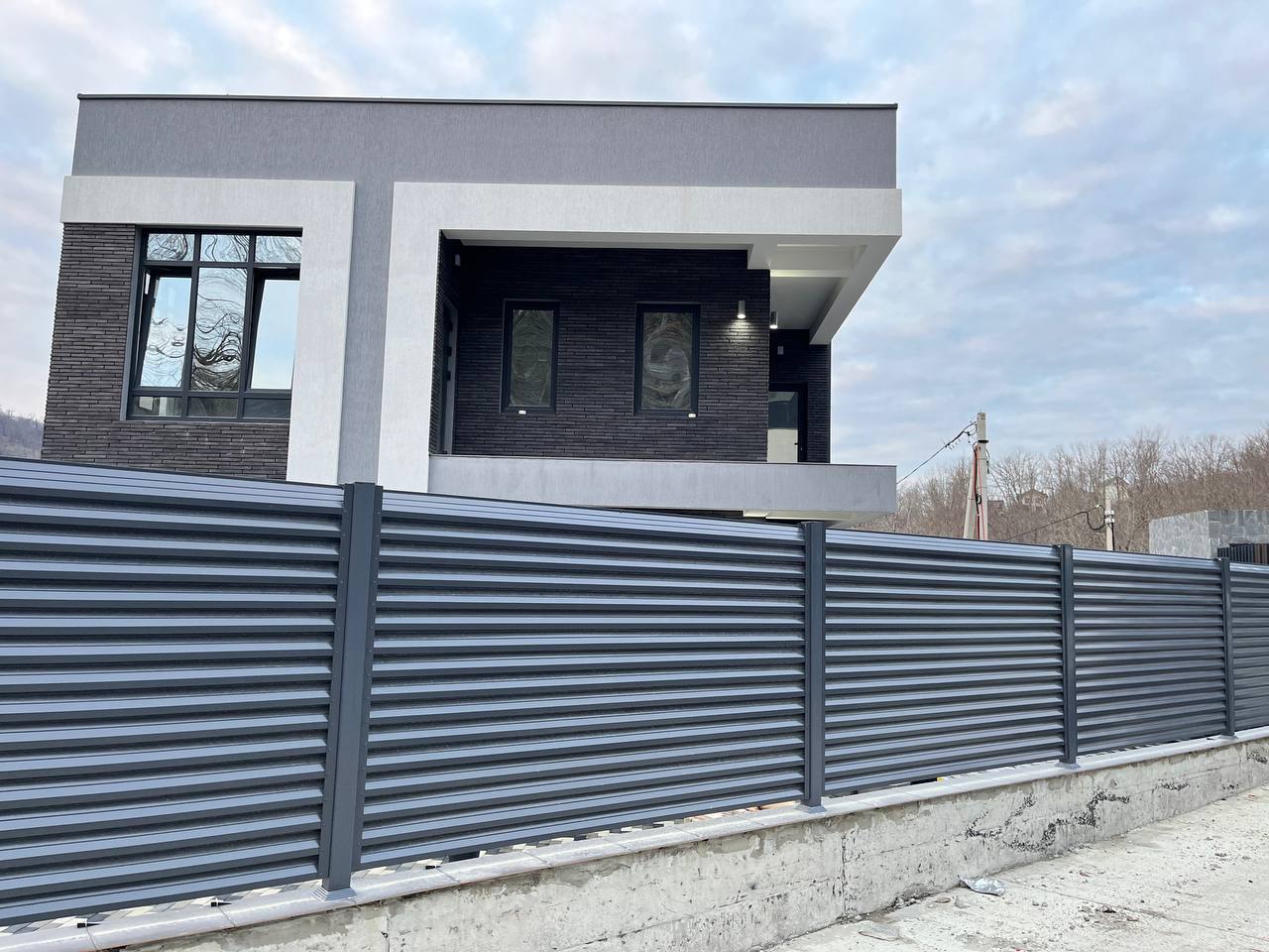 Забор-жалюзи из ламелей ЭКО-Z усиленных RAL7024/7024 Серый Графит двусторонний в Альметьевске