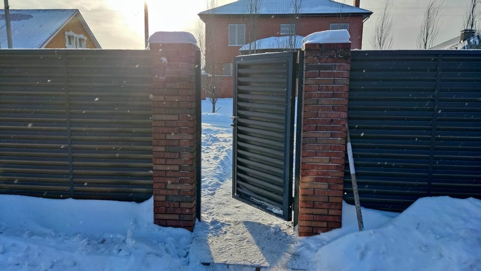 Забор-жалюзи с ламелями еврожалюзи 34м RAL7024/7024 Серый Графит двусторонний фото 3 в Альметьевске