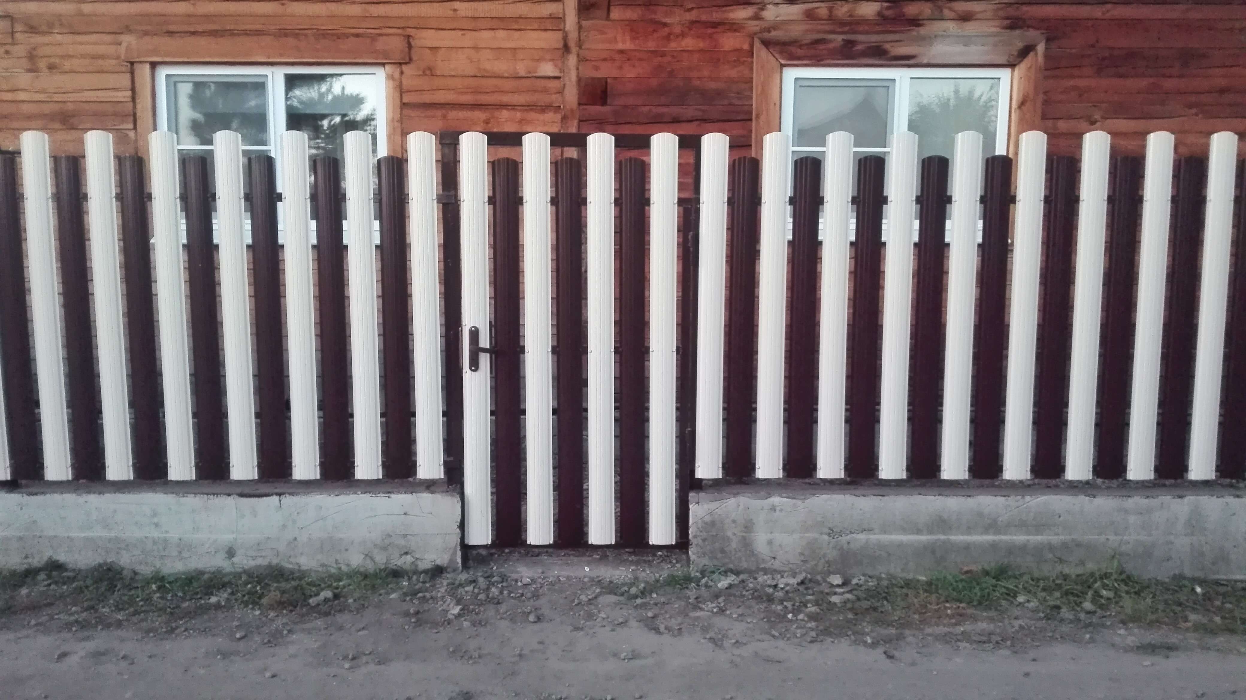 Двухцветный забор из евроштакетника 14м RAL8017 Шоколад + RAL9003 Белый в Альметьевске