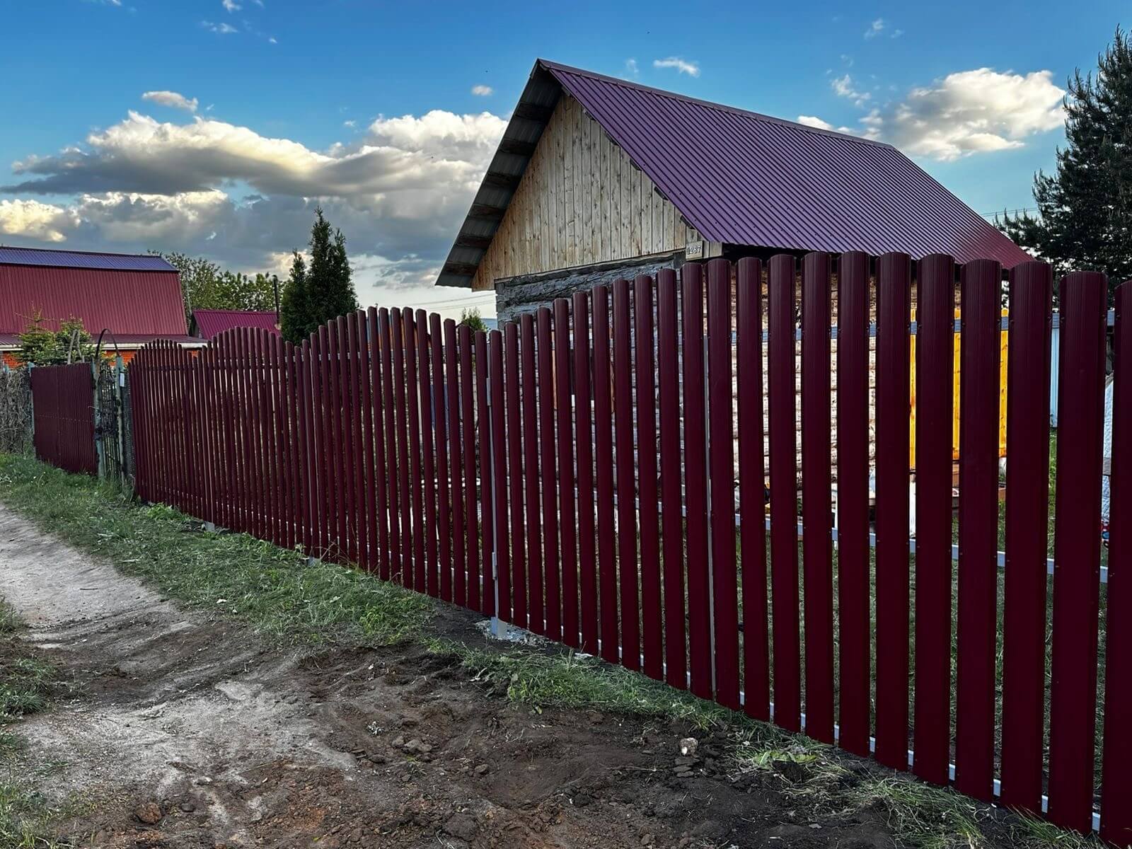 Забор из евроштакетника 28м RAL3005 Красное Вино фото 4 в Альметьевске