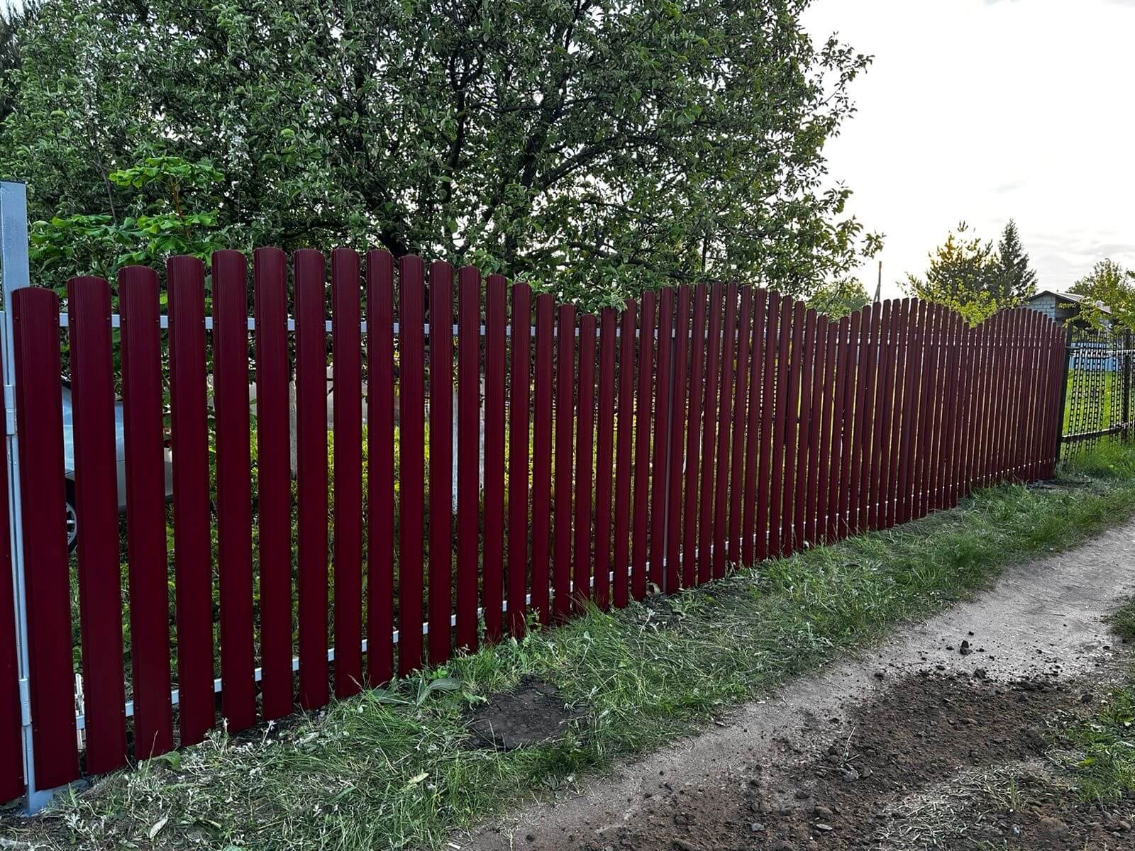 Забор из евроштакетника 28м RAL3005 Красное Вино фото 3 в Альметьевске