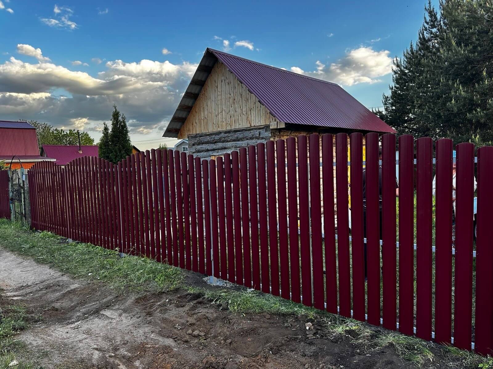 Забор из евроштакетника 28м RAL3005 Красное Вино фото 2 в Альметьевске