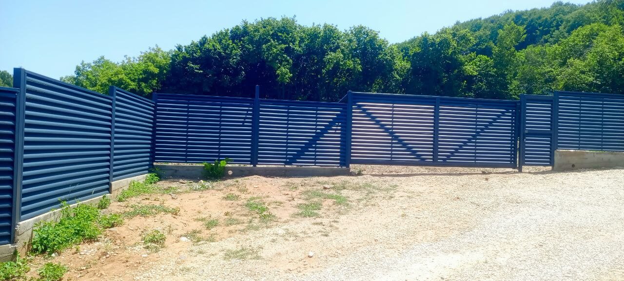 Забор-жалюзи из ламелей Еврожалюзи 53м RAL7024 Серый Графит МАТТЕ фото 7 в Альметьевске