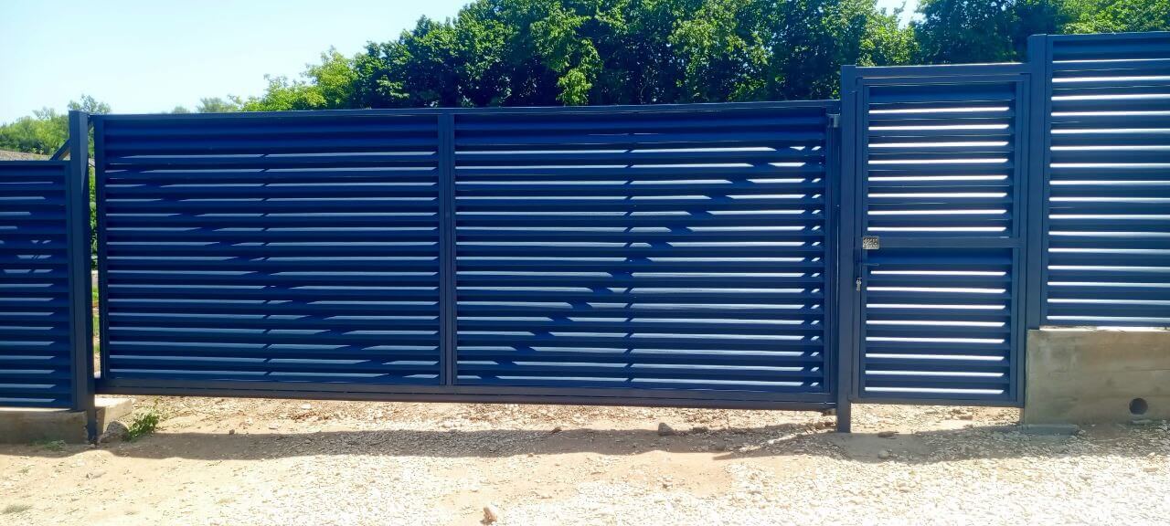 Забор-жалюзи из ламелей Еврожалюзи 53м RAL7024 Серый Графит МАТТЕ фото 5 в Альметьевске