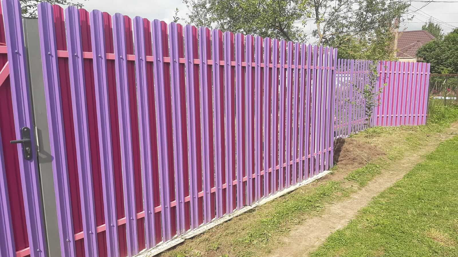 Двухцветный забор из евроштакетника 44м RAL4005 Сиреневый, RAL4006 Пурпурный фото 4 в Альметьевске