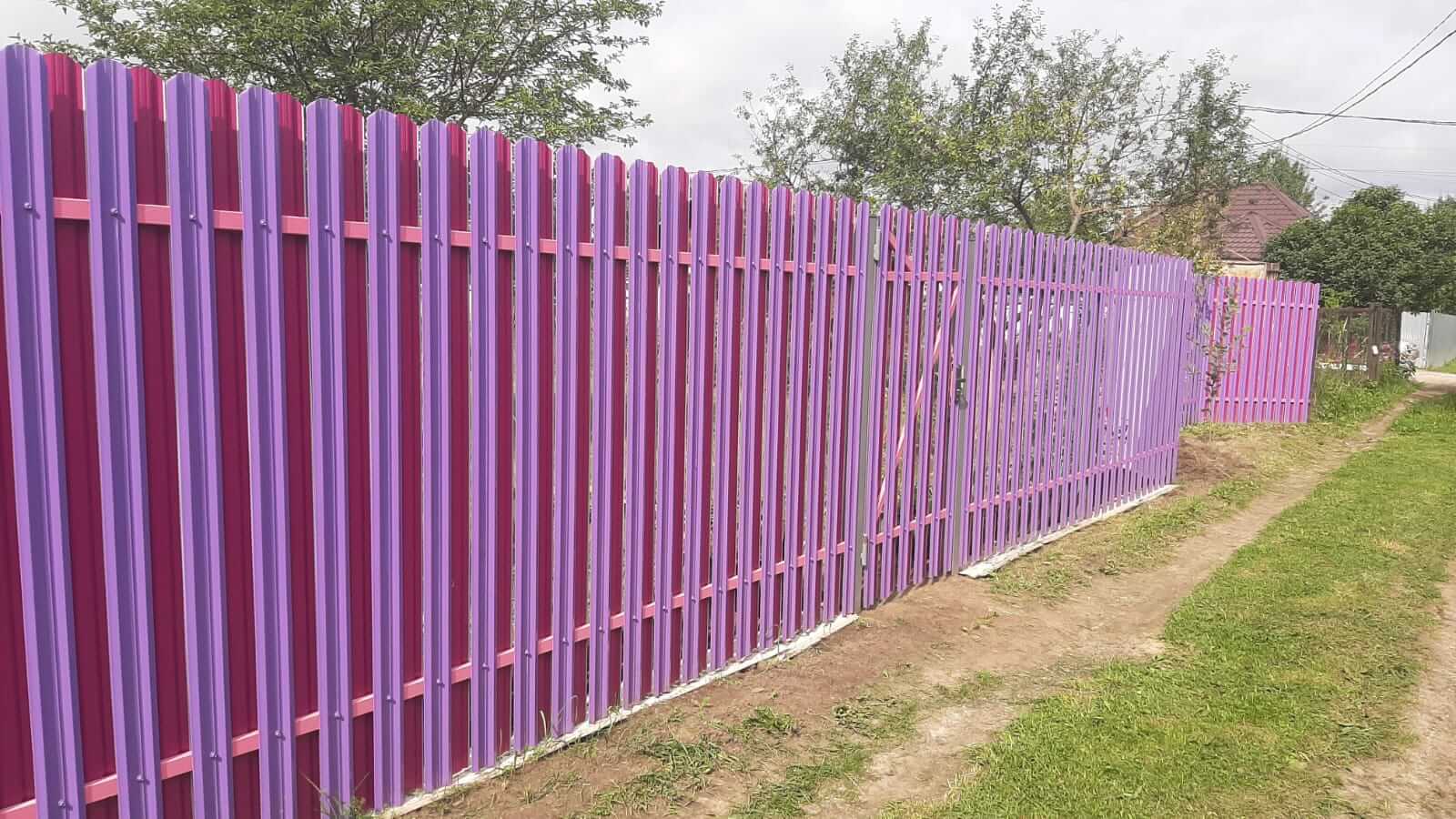 Двухцветный забор из евроштакетника 44м RAL4005 Сиреневый, RAL4006 Пурпурный фото 3 в Альметьевске