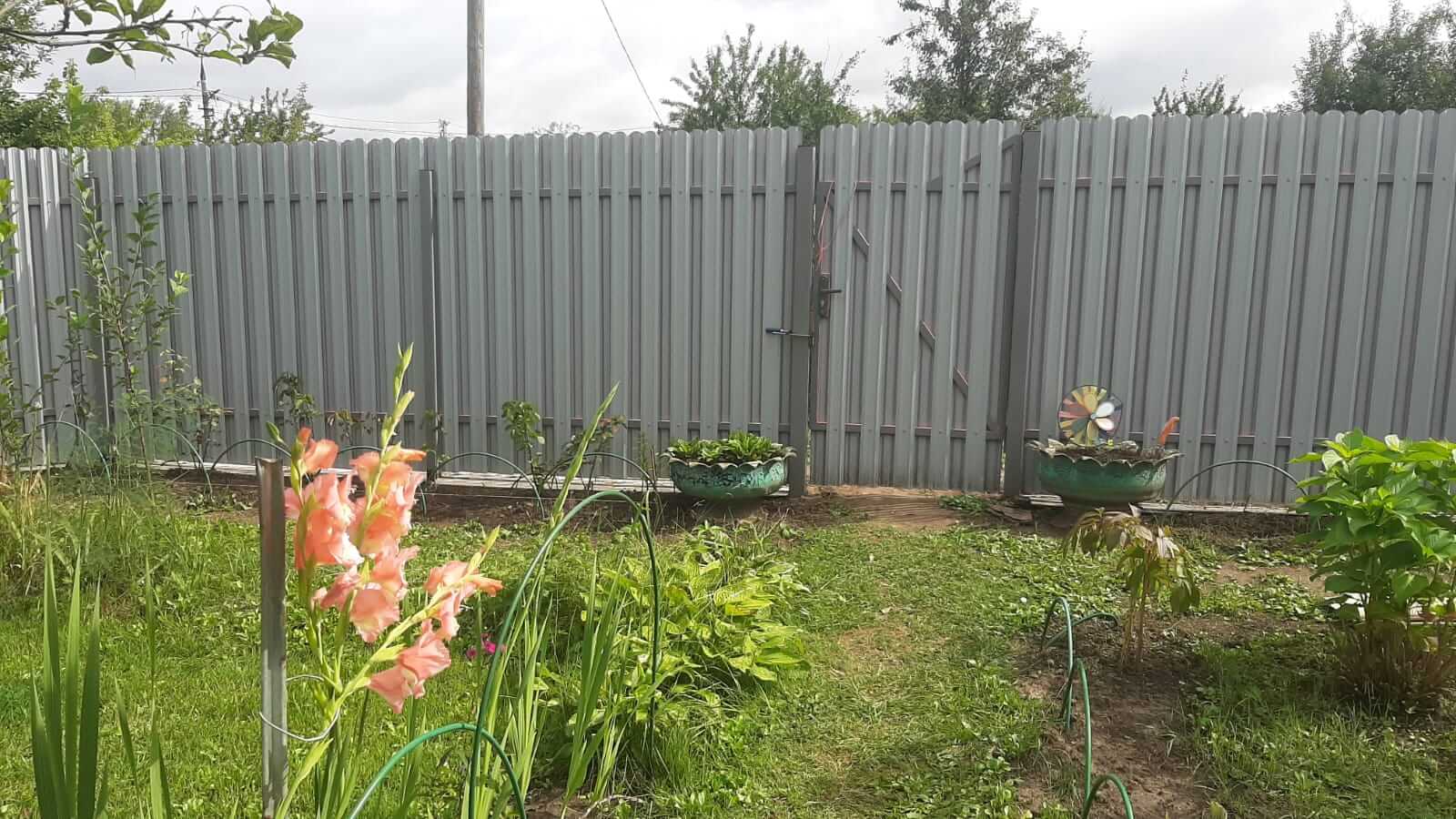 Двухцветный забор из евроштакетника 44м RAL4005 Сиреневый, RAL4006 Пурпурный фото 1 в Альметьевске
