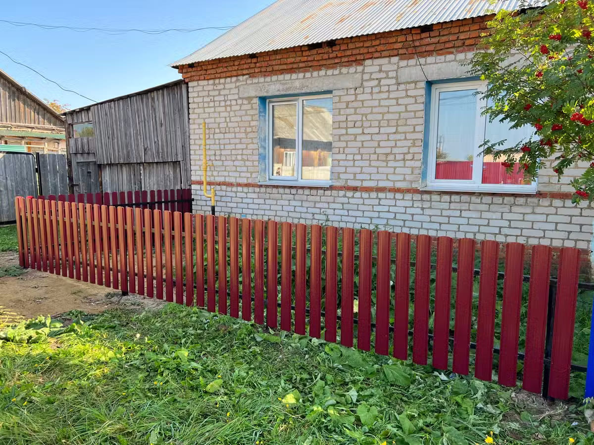 Забор из евроштакетника 9м RAL3005/3005 Красное Вино двусторонний в Альметьевске