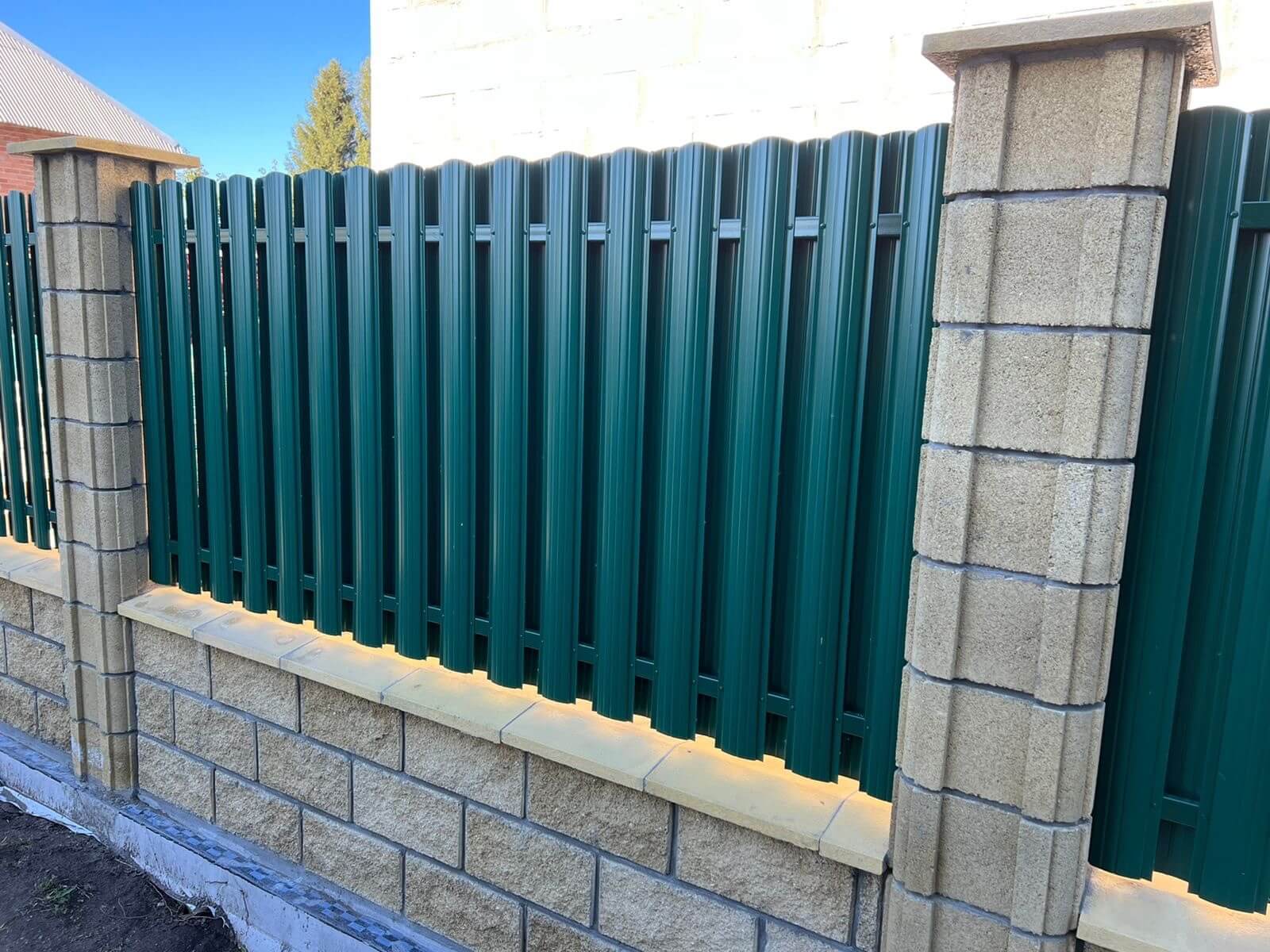 Забор из евроштакетника 22м RAL6005/6005 Зеленый Мох двусторонний фото 6 в Альметьевске