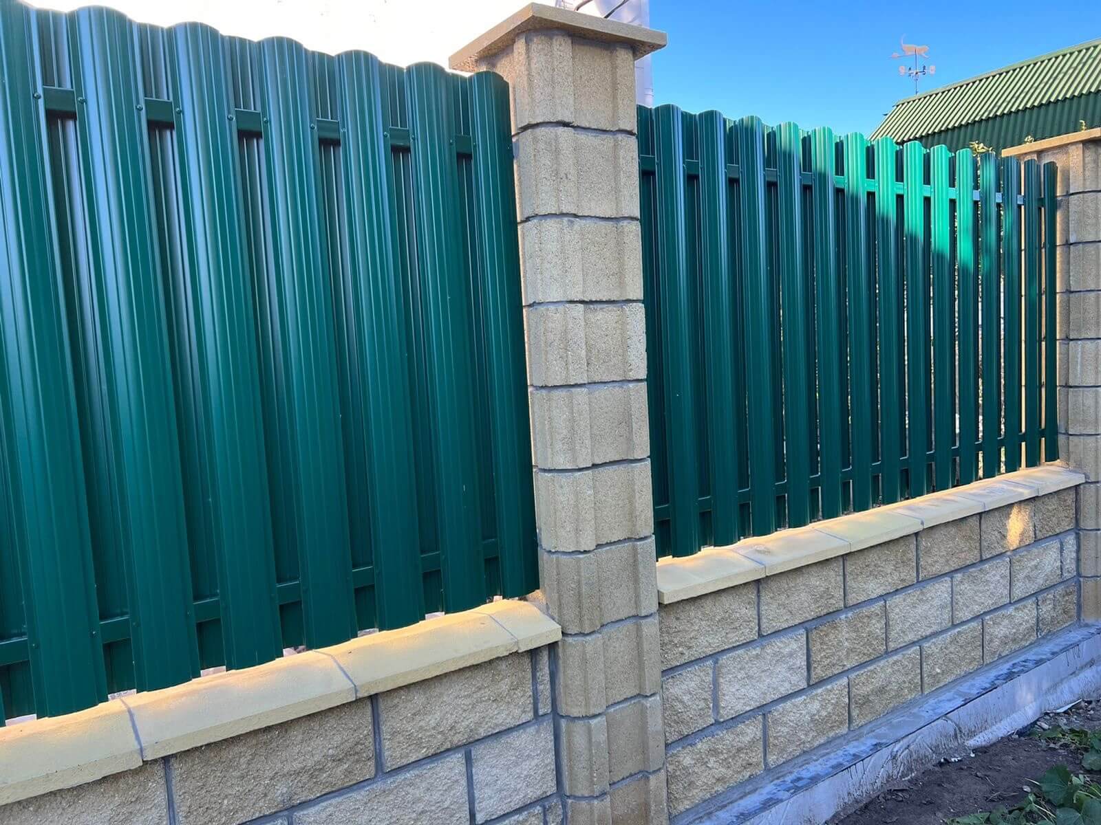 Забор из евроштакетника 22м RAL6005/6005 Зеленый Мох двусторонний фото 1 в Альметьевске