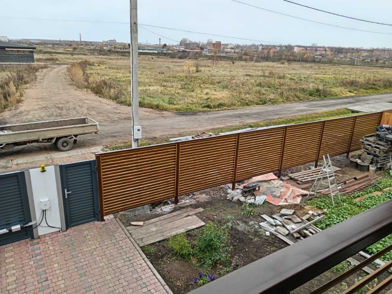 Забор-жалюзи 12м + балконное ограждение из ламелей Еврожалюзи Орех Миланский 3D Принтек фото 2 в Альметьевске