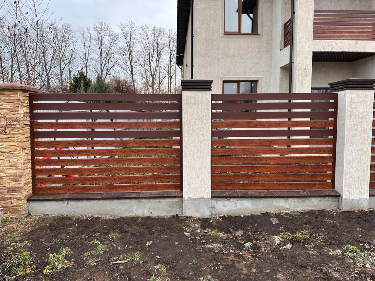 Забор-ранчо из металлопланкена 10м RAL8017 Шоколад МАТТЕ + Темное Дерево (Printech) фото 2 в Альметьевске