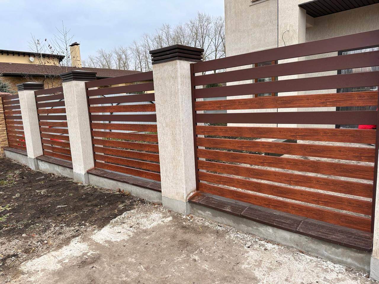 Забор-ранчо из металлопланкена 10м RAL8017 Шоколад МАТТЕ + Темное Дерево (Printech) в Альметьевске