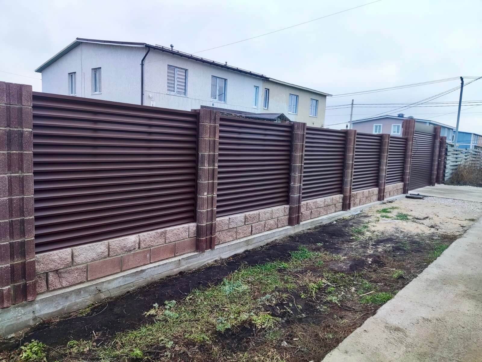 Забор-жалюзи из ламелей ЭКО-Z 13м RAL8019/8019 Темный Шоколад двусторонний МАТТЕ фото 1 в Альметьевске