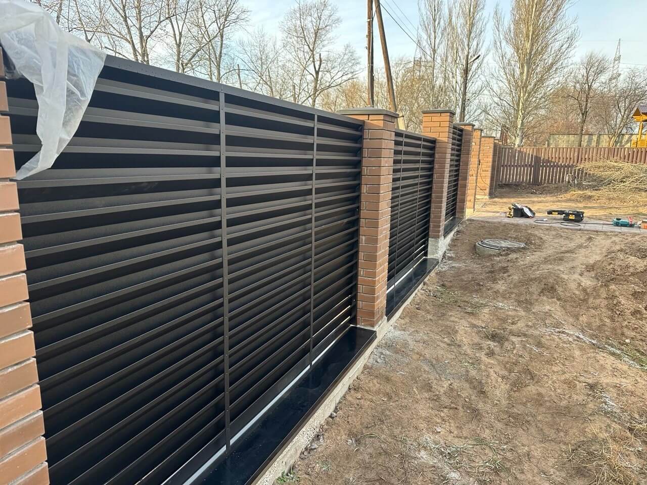 Забор-жалюзи из ламелей Хай-Тек 16м RAL9005/9005 Черный двусторонний МАТТЕ фото 1 в Альметьевске