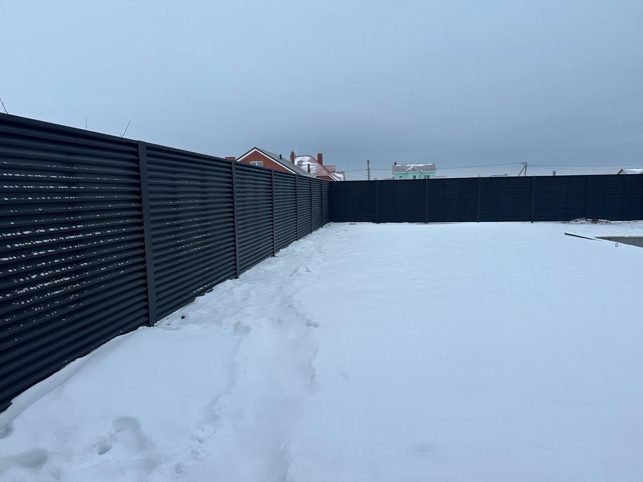 Забор-жалюзи из ламелей ЭКО-Z 130м RAL9005 Черный МАТТЕ фото 3 в Альметьевске
