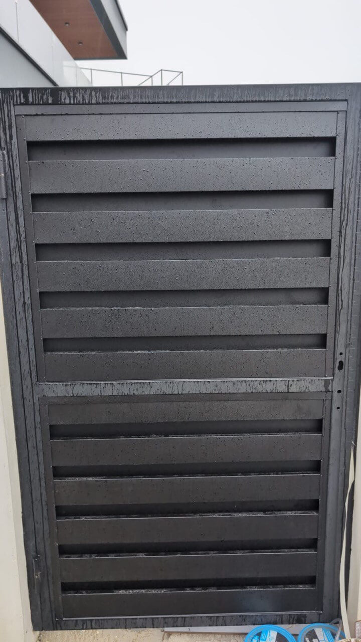 Откатные ворота с калиткой из металлопланкена RAL9005/9005 Черный двусторонний МАТТЕ фото 3 в Альметьевске