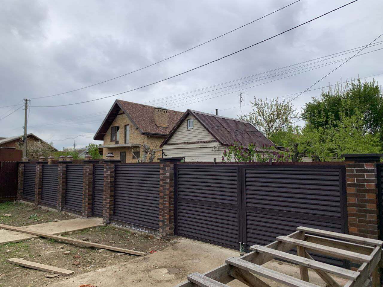 Забор-жалюзи из ламелей Реснички 24м RAL8019/8019 Темный Шоколад двусторонний МАТТЕ фото 2 в Альметьевске