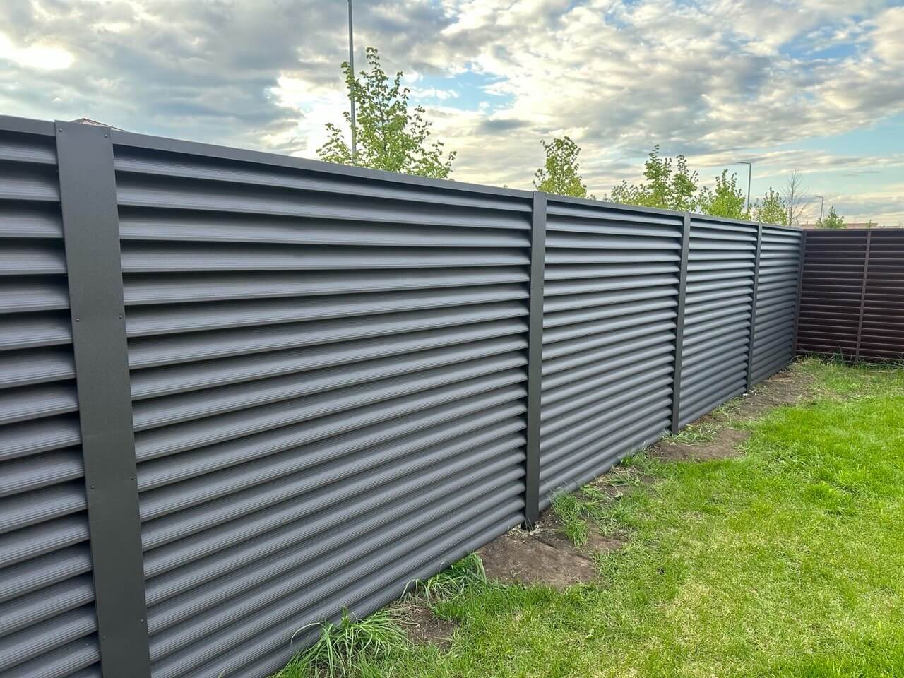 Забор из ламелей еврожалюзи 43м RAL8019/8019 Темный Шоколад двусторонний МАТТЕ фото 1 в Альметьевске
