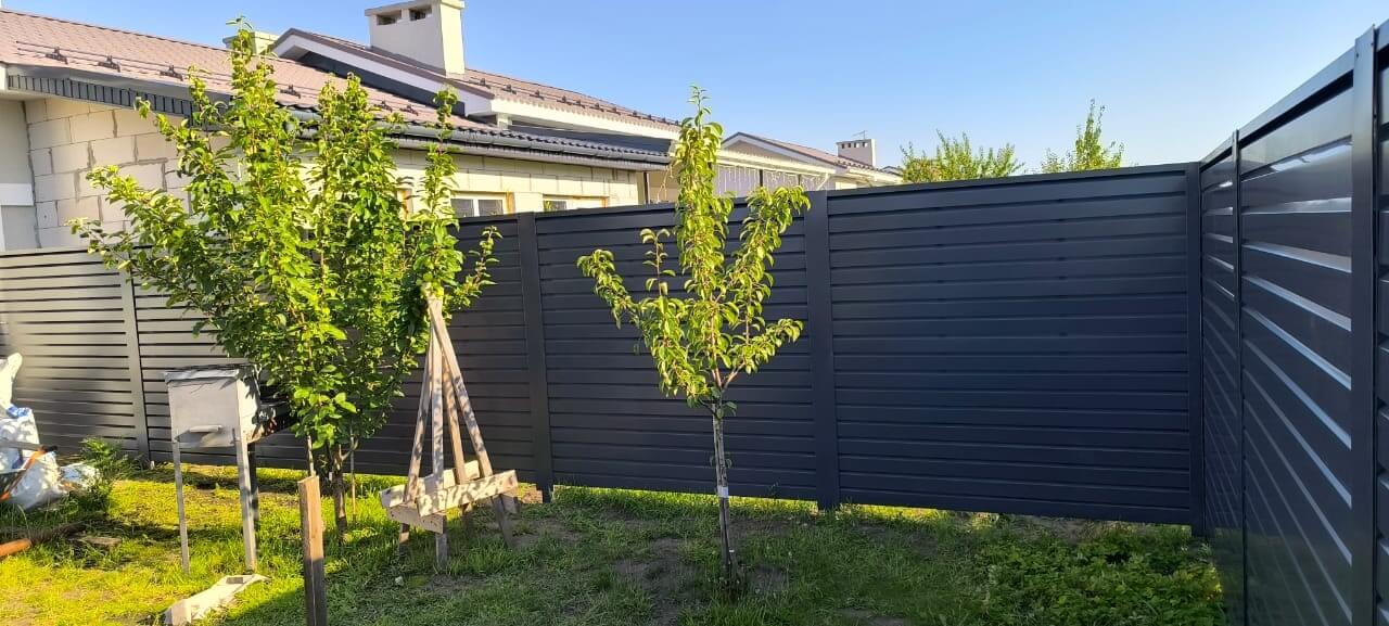 Забор-жалюзи из ламелей Хай-Тек 62м RAL7024/7024 Серый Графит двусторонний фото 4 в Альметьевске