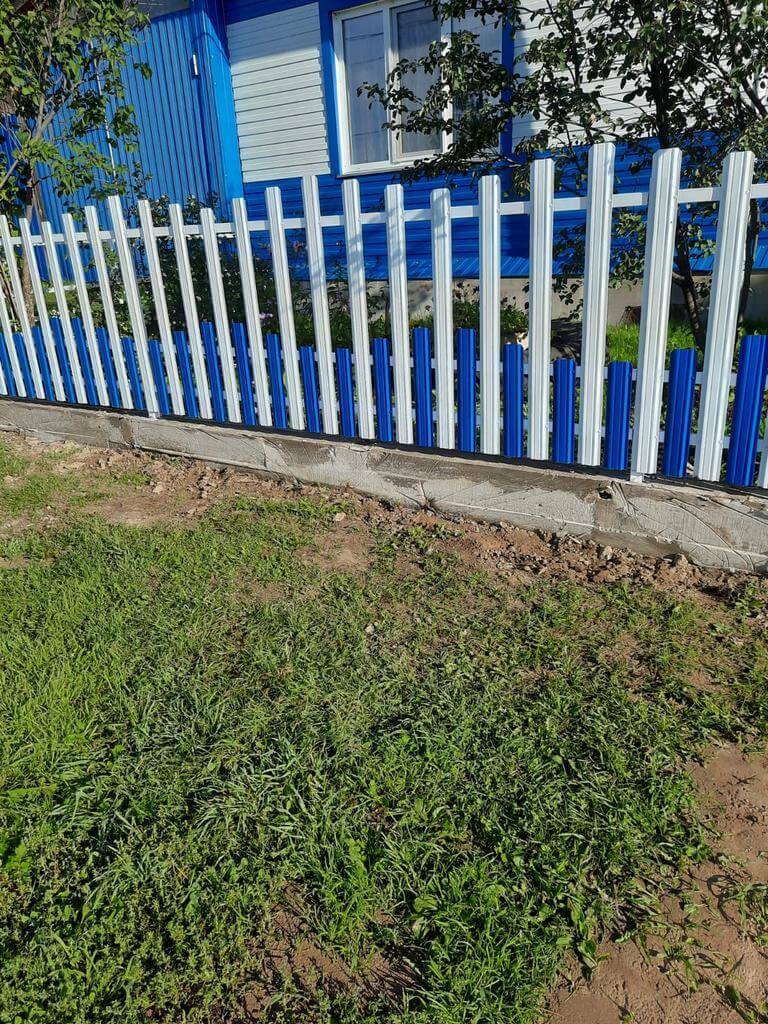 Забор из евроштакетника 14м RAL9003 Белый, RAL5005 Синий Сигнал фото 1 в Альметьевске