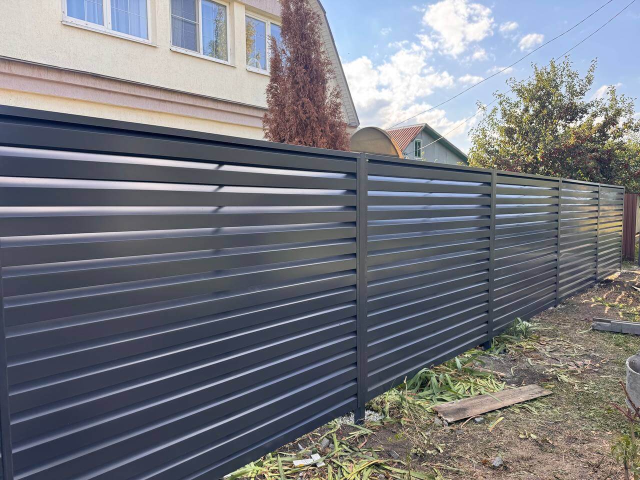 Забор-жалюзи из ламелей Хай-Тек 26м RAL7024/7024 Серый Графит двусторонний в Альметьевске