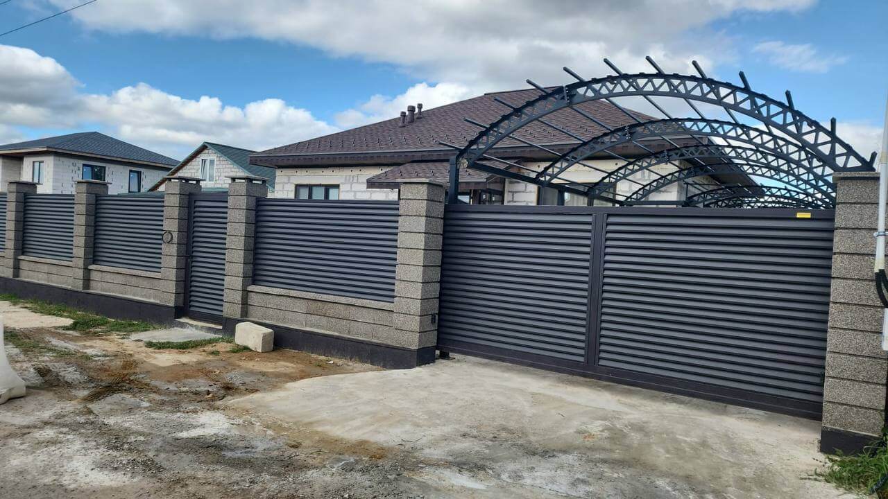 Забор-жалюзи из ламелей Реснички 27м RAL8019/8019 Темный Шоколад двусторонний МАТТЕ фото 2 в Альметьевске