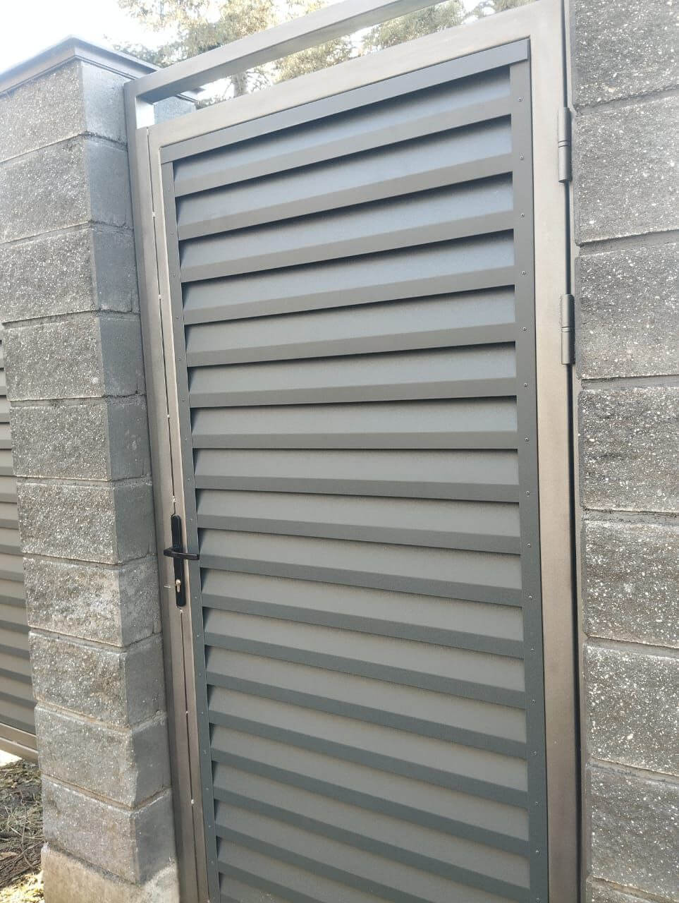 Откатные ворота с калиткой из ламелей Реснички RAL7024/7024 Серый Графит двусторонний МАТТЕ фото 2 в Альметьевске
