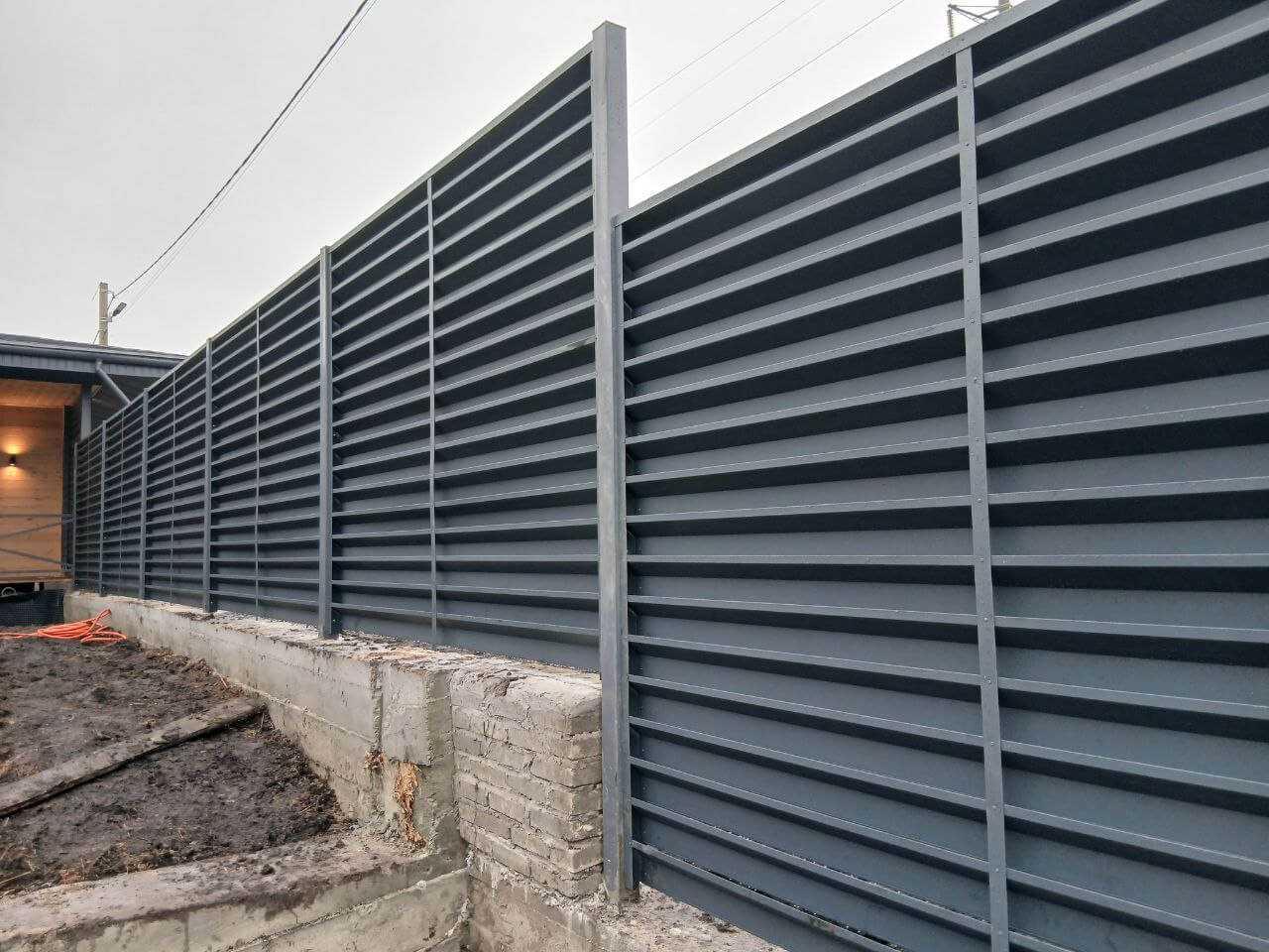 Забор-жалюзи из ламелей Хай-Тек 37м RAL7024/7024 Серый Графит двусторонний МАТТЕ фото 6 в Альметьевске