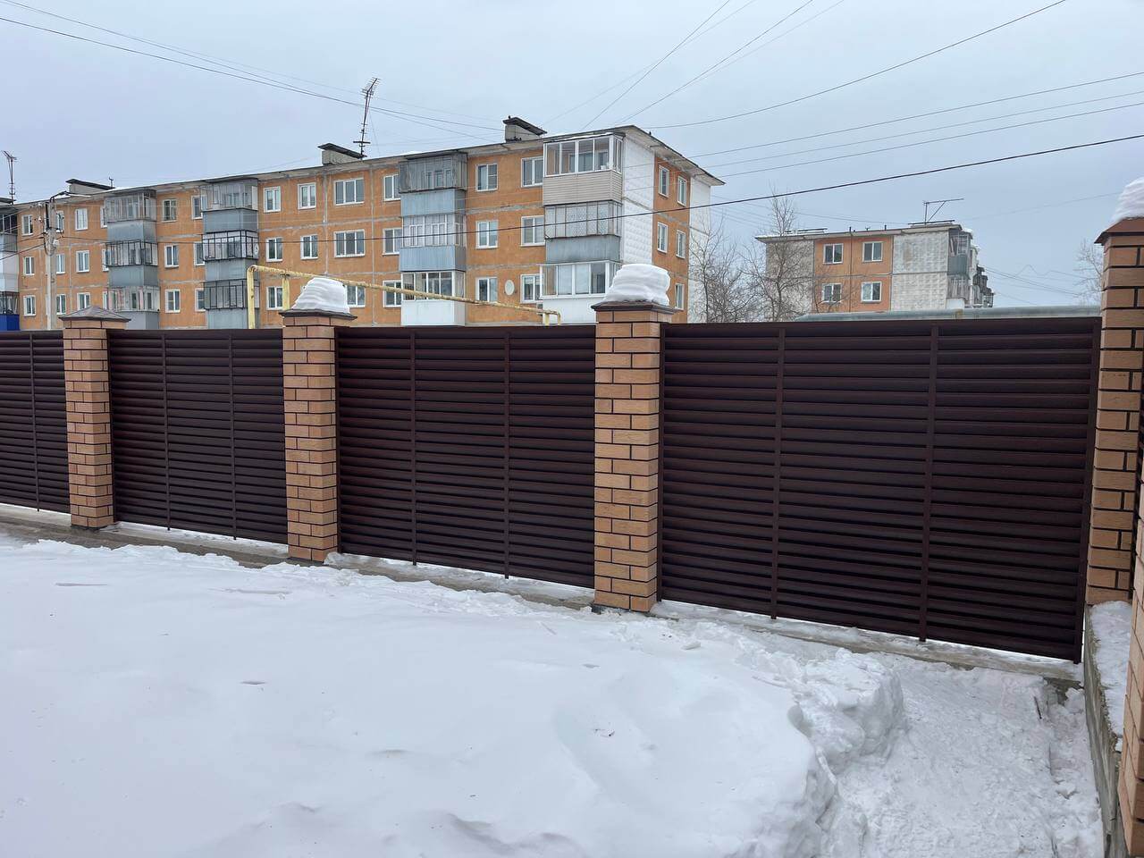 Забор-жалюзи из ламелей ЭКО-Z 87м RAL8017/8017 Шоколад двусторонний МАТТЕ фото 17 в Альметьевске