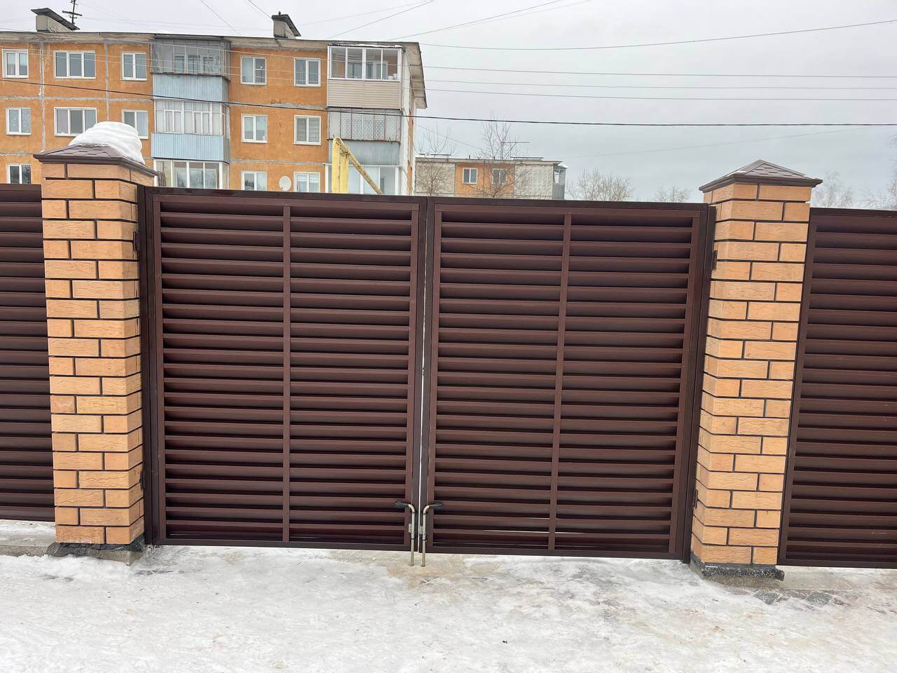 Забор-жалюзи из ламелей ЭКО-Z 87м RAL8017/8017 Шоколад двусторонний МАТТЕ фото 9 в Альметьевске